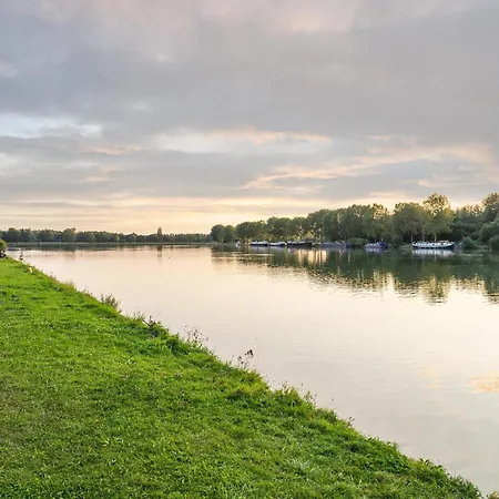 Duplex In Tournai By Fouage Pond Holiday home Antoing